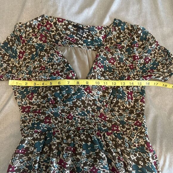 H&M Women’s Dark FLORAL Short Sleeve Lined Knee Length Polyester Dress Sz 4 - Picture 10 of 11